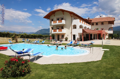 http://fotogalerie.peterlinhof.it/cache/vs_Peterlinhof_swimming_pool_01.jpg